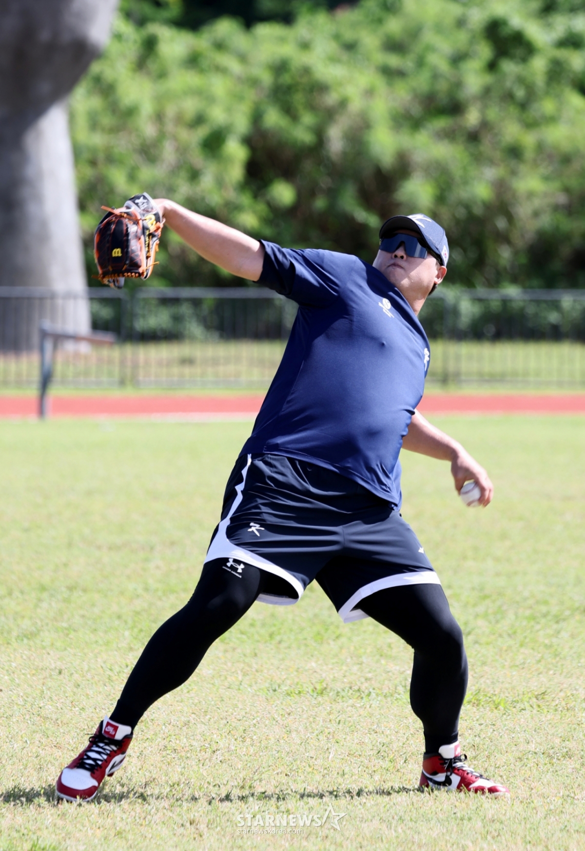 11日，棒球代表队柳贤振在塞班岛Olleye Sports Complex举行的转地训练第二天正在进行长传。 =照片=高级记者姜英祖。