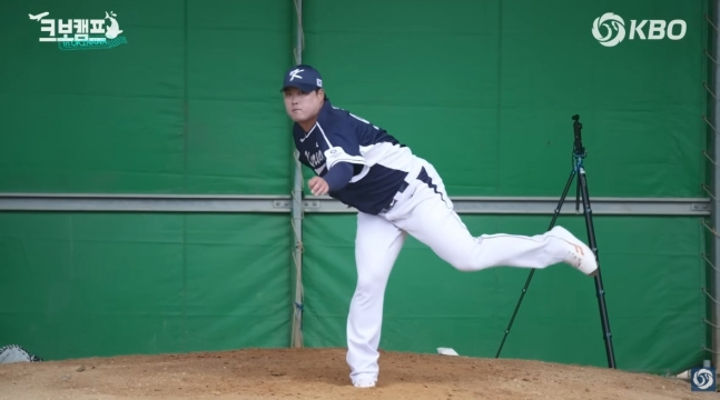 柳贤振正在日本冲绳代表队第2次训练营进行候补投手训练区投球。 =KBO YouTube视频结束。