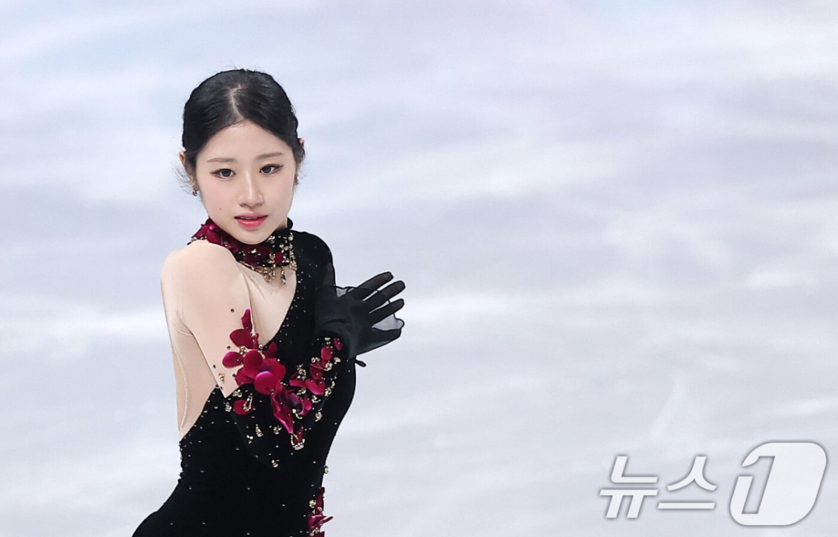 图为李海仁正在开始表演2026米兰、科尔蒂纳丹佩佐冬奥会花样滑冰女子单人自由滑。 =照片=news1