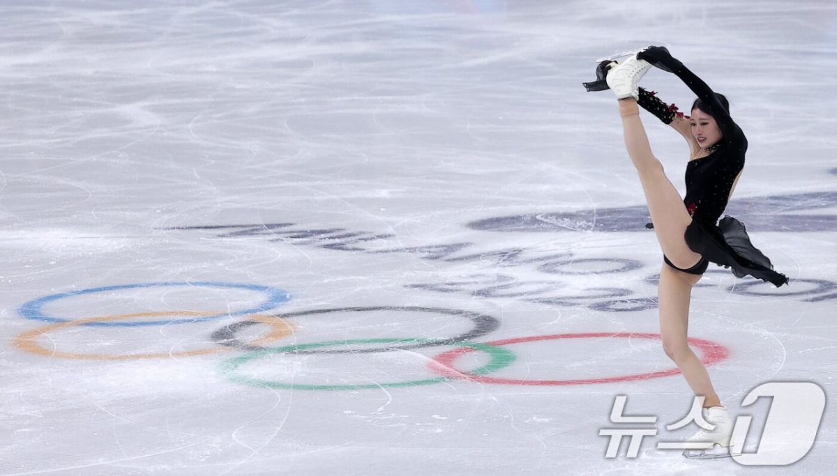 图为李海仁正在2026米兰、科尔蒂纳丹佩佐冬奥会花样滑冰女子单人自由滑中完成旋转动作。 =照片=news1