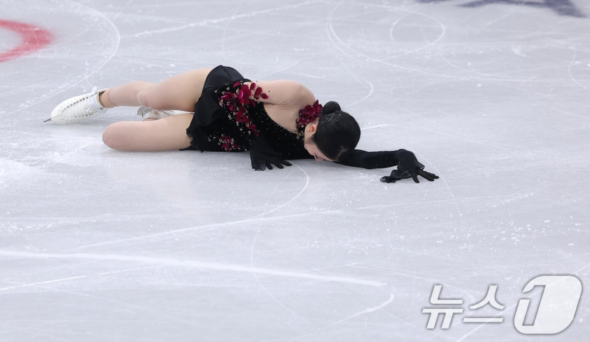 图为李海仁结束2026米兰、科尔蒂纳丹佩佐冬奥会花样滑冰女子单人自由滑表演后,正摆出结尾姿势。 =照片=news1