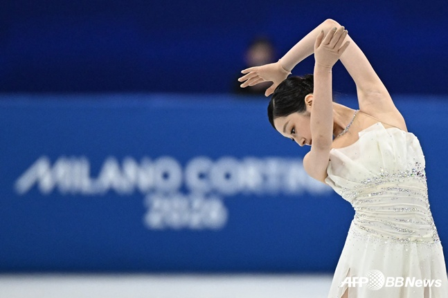 图为申智雅正在表演2026米兰、科尔蒂纳丹佩佐冬奥会花样滑冰女子单人自由滑。 =法新社BBNews=新闻1。