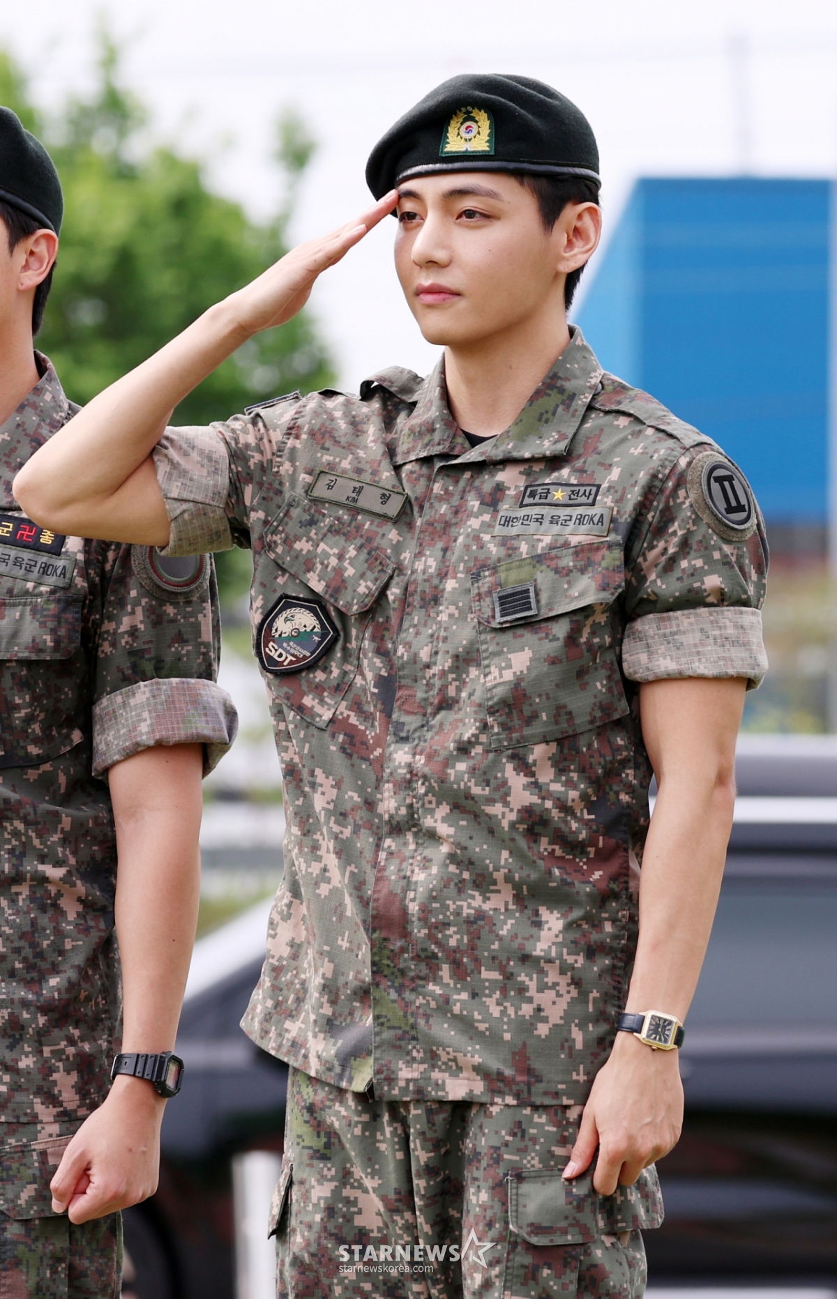 陸軍第2軍団軍事警察特殊任務隊で服務を終えたVが2025年6月10日午前、江原道春川市新北邑体育公園でファンに挨拶をしている。/2025.06.10 /写真=キム·フィソン hwijpg@