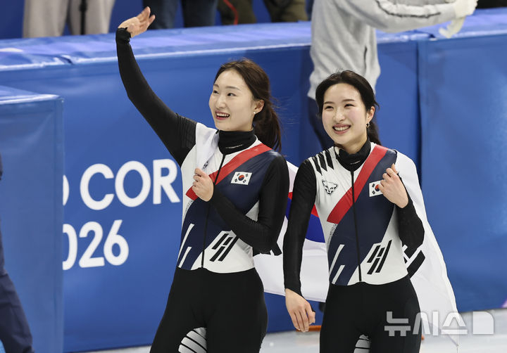 当地时间18日,在意大利米兰冰上竞技场举行的2026米兰冬奥会女子短道速滑3000米接力决赛中,短道速滑选手崔敏静(左)和金吉利在比赛中获得金牌后分享着喜悦。 =照片=newsis。