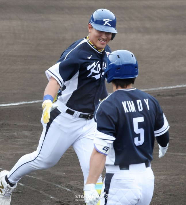 WBC代表队19日在日本冲绳Onnason Akama球场与三星狮子队进行了练习赛。 国家队安贤民在第1回合初面对三星队首发投手崔元泰击出1分本垒打后，与金道英分享喜悦。 =照片=金镇京。