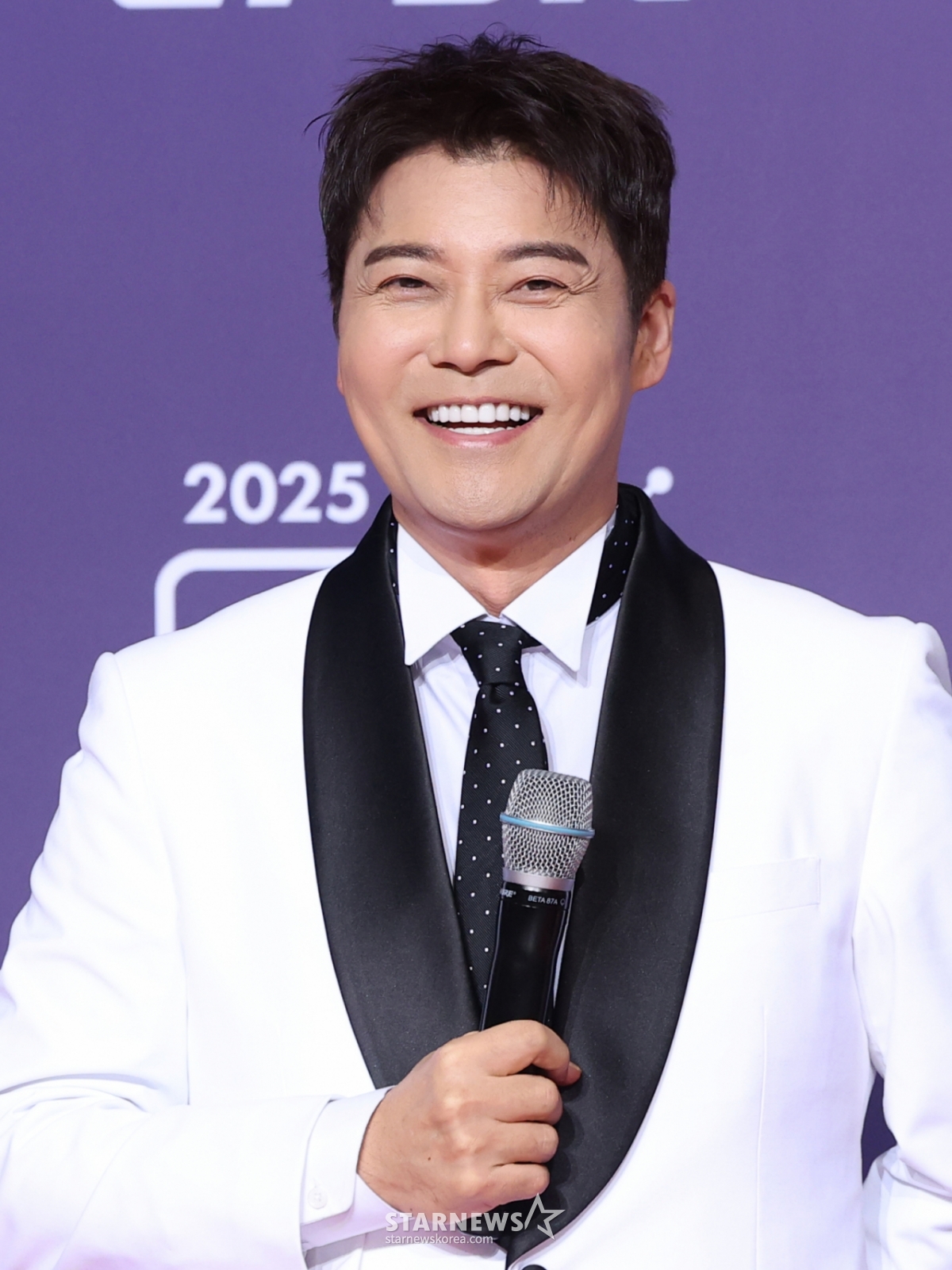 (首尔=新闻1)权铉辰记者=主持人全炫茂去年12月30日出席在首尔麻浦区上岩SBS棱镜塔举行的"2025 SBS演艺大赏"红地毯活动,面带微笑。 2025.12.30/新闻1 Copyright©新闻1. Allrights reserved.禁止擅自转载和转载，禁止使用AI学习。 =照片=（首尔=新闻1）权铉辰。