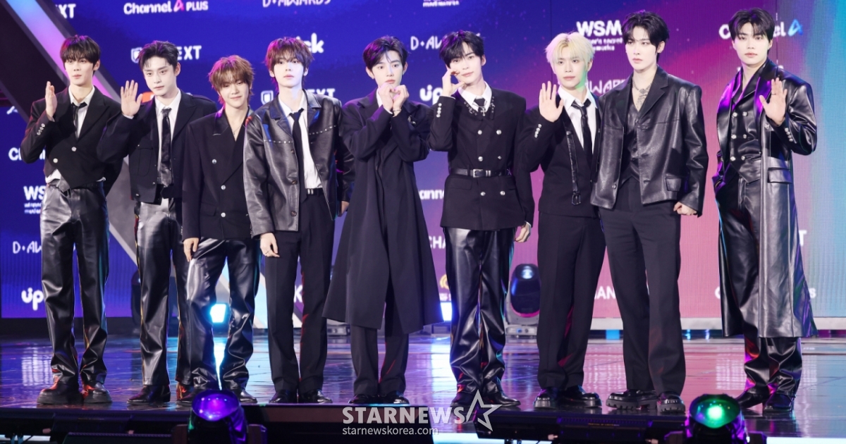 Group Zero Base One poses at the red carpet photo wall of the "2nd The Awards" held at Korea University Hwajeong Gymnasium in Seongbuk-gu, Seoul on the 11th. /2026.02.11 / Photo = Kim Hwi-seon hwijpg@