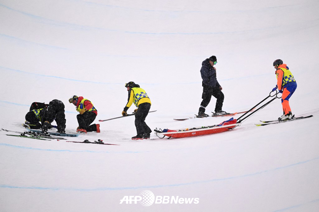 9月13日（韩国时间），崔佳温在意大利利维尼奥（ribinio）雪地公园（snow park）举行的2026米兰·科尔蒂纳丹佩佐冬奥会女子单板滑雪半管式滑雪比赛中坠落后，投入了急救队和担架等。 =法新社BBNews=新闻1。 