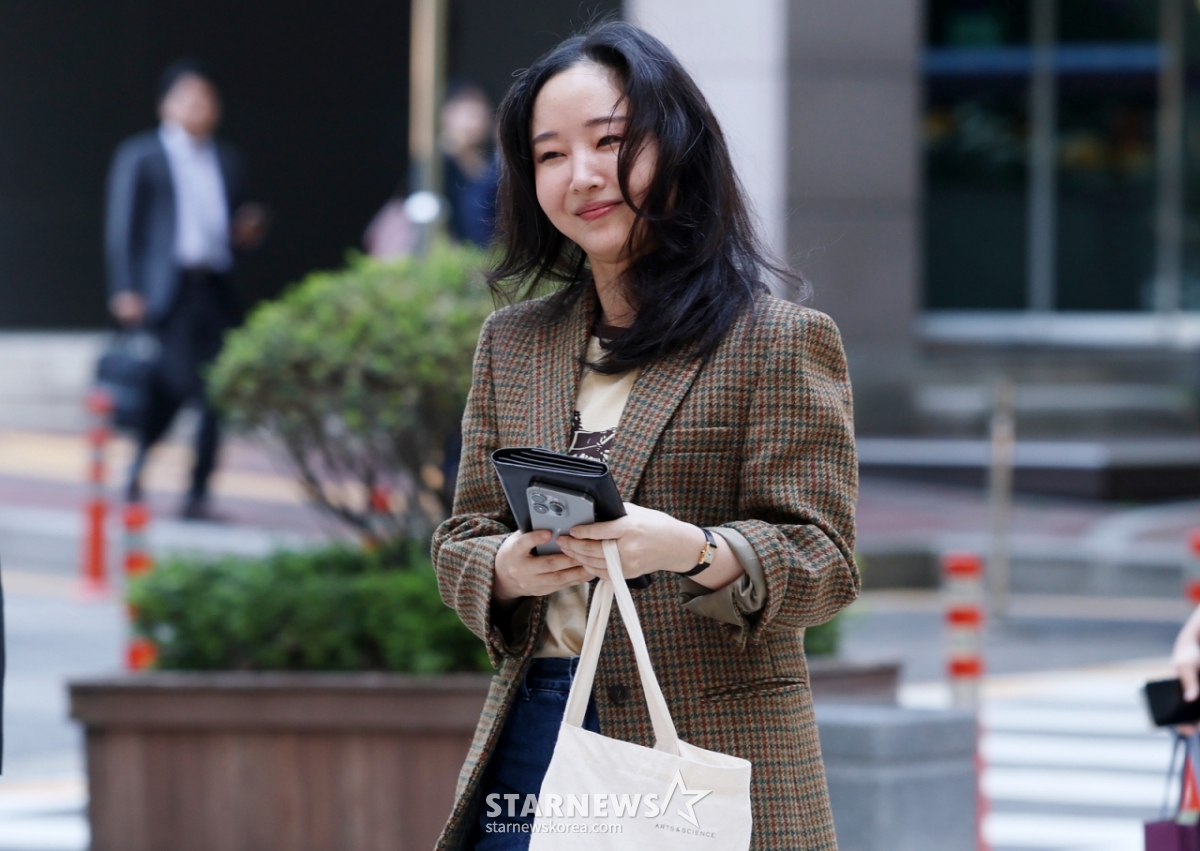 ミン·ヒジンとハイブ間の株主間契約解約確認およびプットオプション請求訴訟弁論期日である11日、ミン·ヒジン前代表がソウル地方裁判所に入っている。 /2025.09.11 /写真=キム·フィソン hwijpg@