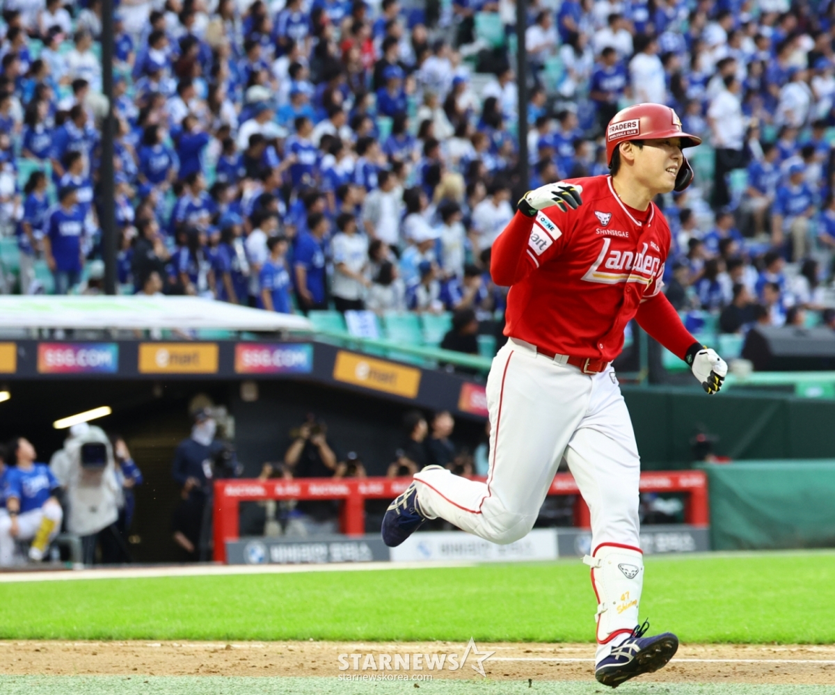 去年10月11日，在仁川SSG兰德斯球场举行的2025 KBO联赛准季后赛第2场比赛上，SSG兰德斯队与三星狮子队比赛第9回合末1人出局后，金成旭（左）面对胡罗多击出了终场左越本垒打。 =照片=高级记者姜英祖。
