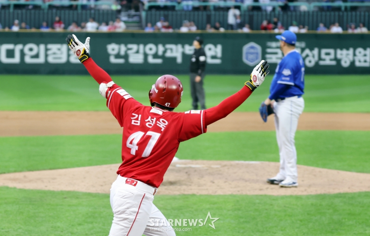 去年10月11日，在仁川SSG兰德斯球场举行的2025 KBO联赛准季后赛第2场比赛上，SSG兰德斯队与三星狮子队比赛第9回合末1人出局后，金成旭（左）面对胡罗多击出了终场左越本垒打。 =照片=高级记者姜英祖。