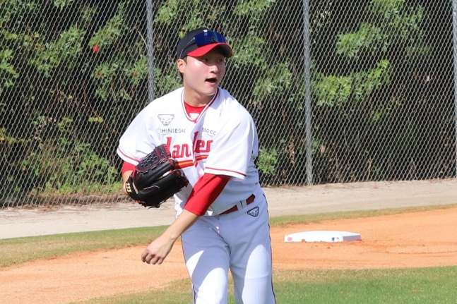 图为，SSG队队员申志焕正在美国佛罗里达维罗海滩第1次训练营进行接球训练。 =照片=SSG兰德斯提供。