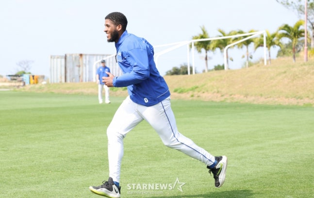 19日,三星狮子队选手团在日本冲绳Onnason Akama球场进行了第2次春季集训。  图为戴治正明朗地进行跑步训练。 =照片=金镇京。