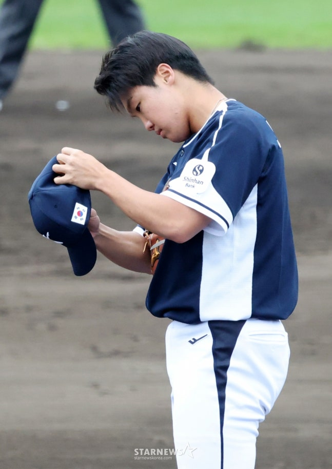 WBC代表队19日在日本冲绳Onnason Akama球场与三星狮子队进行了练习赛。  国家队第二位投手郑宇周在第4回合末被三星队的梁宇铉击出反败为胜的3分本垒打后，感到非常遗憾。 =照片=金镇京。