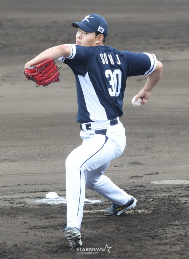 WBC代表队19日在日本冲绳Onnason Akama球场与三星狮子队进行了练习赛。  国家队首发投手苏衡俊正在奋力拼搏。 =照片=金镇京。