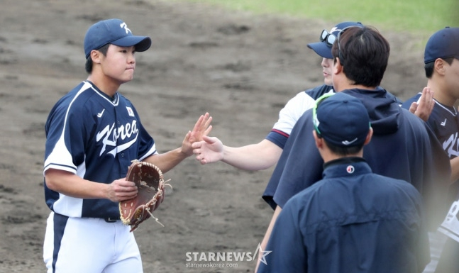 WBC代表队19日在日本冲绳Onnason Akama球场与三星狮子队进行了练习赛。  图为，代表队第二位投手郑宇珠在结束局后，面带遗憾地走向球员席。 =照片=金镇京。