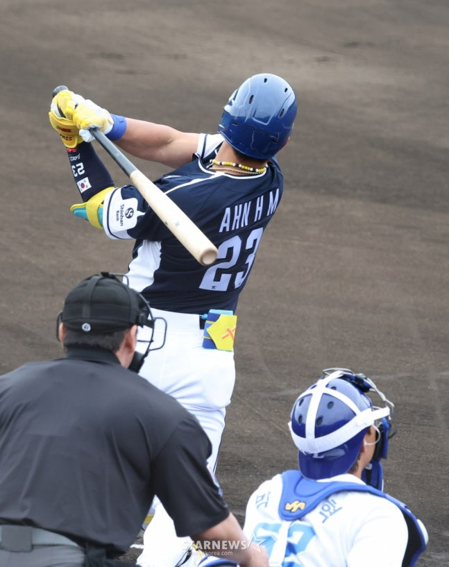 WBC代表队19日在日本冲绳Onnason Akama球场与三星狮子队进行了练习赛。  图为，国家队安贤敏在第1回合初面对三星队首发投手崔元泰击出1分本垒打后，正在主场迎战三星队。 =照片=金镇京。