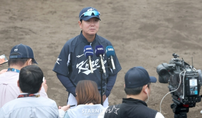 WBC代表队19日在日本冲绳Onnason Akama球场与三星狮子队进行了练习赛。  图为国家队主教练柳智贤在赛后接受媒体采访。 =照片=金镇京。