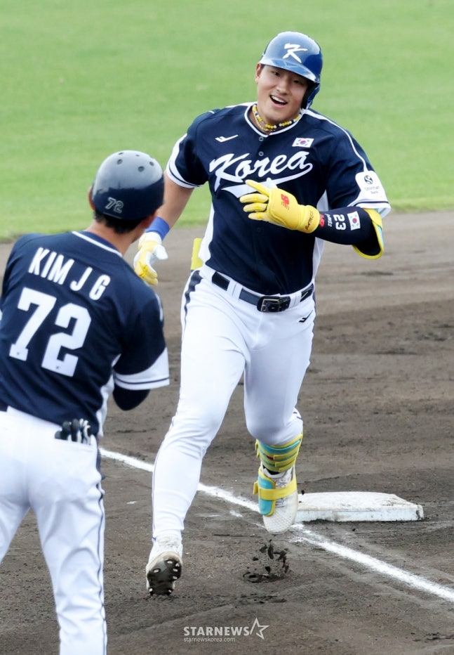 WBC代表队19日在日本冲绳Onnason Akama球场与三星狮子队进行了练习赛。 图为，国家队安贤敏在第1回合初面对三星队首发投手崔元泰击出1分本垒打后，正在主场迎战三星队。 =照片=金镇京。