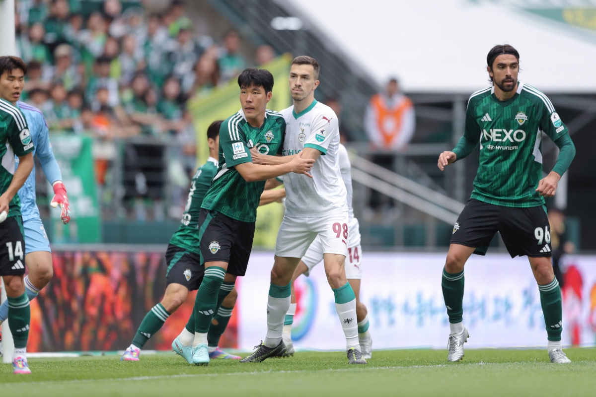 这是上赛季全北现代队与大田Hana Citizen队的比赛。 =图为，韩国职业足球联盟提供。