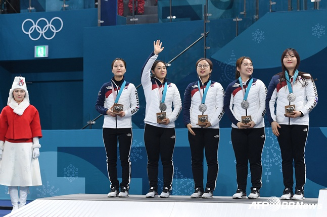 Team Kim athletes happy to harvest silver at Pyeongchang 2018 Winter Olympics. From left, Kim Eun-jung, Kim Kyung-ae, Kim Sun-young, Kim Young-mi, and Kim Cho-hee. /AFPBBNews=News1