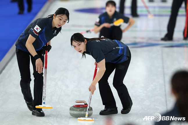 Kim Min-ji (left) and Kim Su-ji are sweeping together. /AFPBBNews=News1
