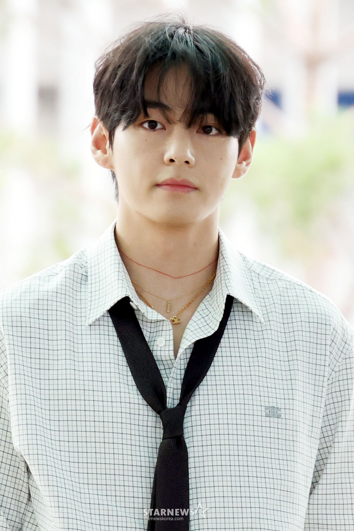 Group BTS (BTS) V is leaving Incheon International Airport on the morning of the 4th for a fashion brand event. 2025.10.04 / Photo = Sungkyun tjdrbs23@