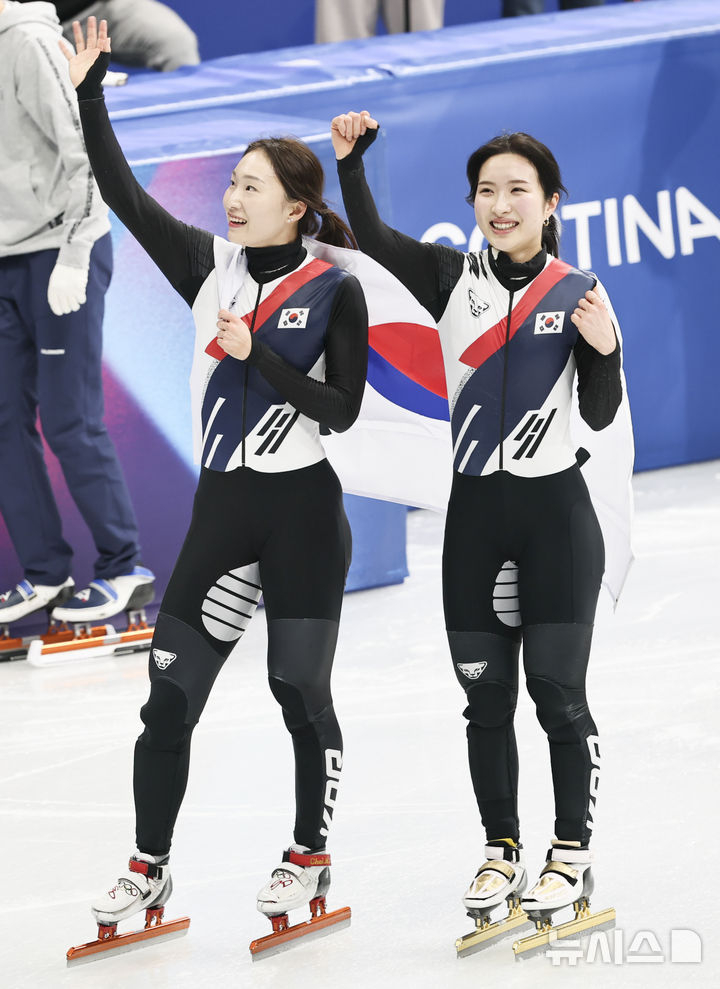 当地时间18日，在意大利米兰冰上竞技场举行的2026米兰冬奥会女子短道速滑3000米接力决赛中，短道速滑选手崔敏静（左）和金吉利在比赛中获得金牌后分享着喜悦。 =照片=newsis。