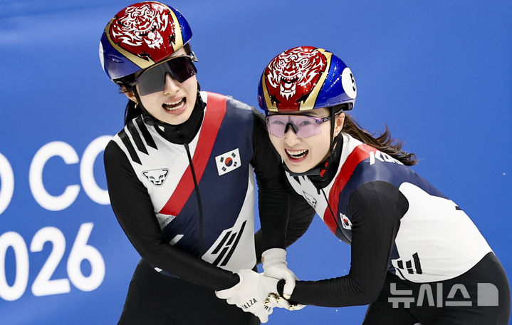 18日(当地时间)，在意大利米兰冰上竞技场举行的2026米兰•科尔蒂纳丹佩佐冬奥会女子短道速滑3000米接力决赛中，短道速滑选手金吉利(左)与崔敏静(音)一起庆祝夺金。 =照片=newsis。 