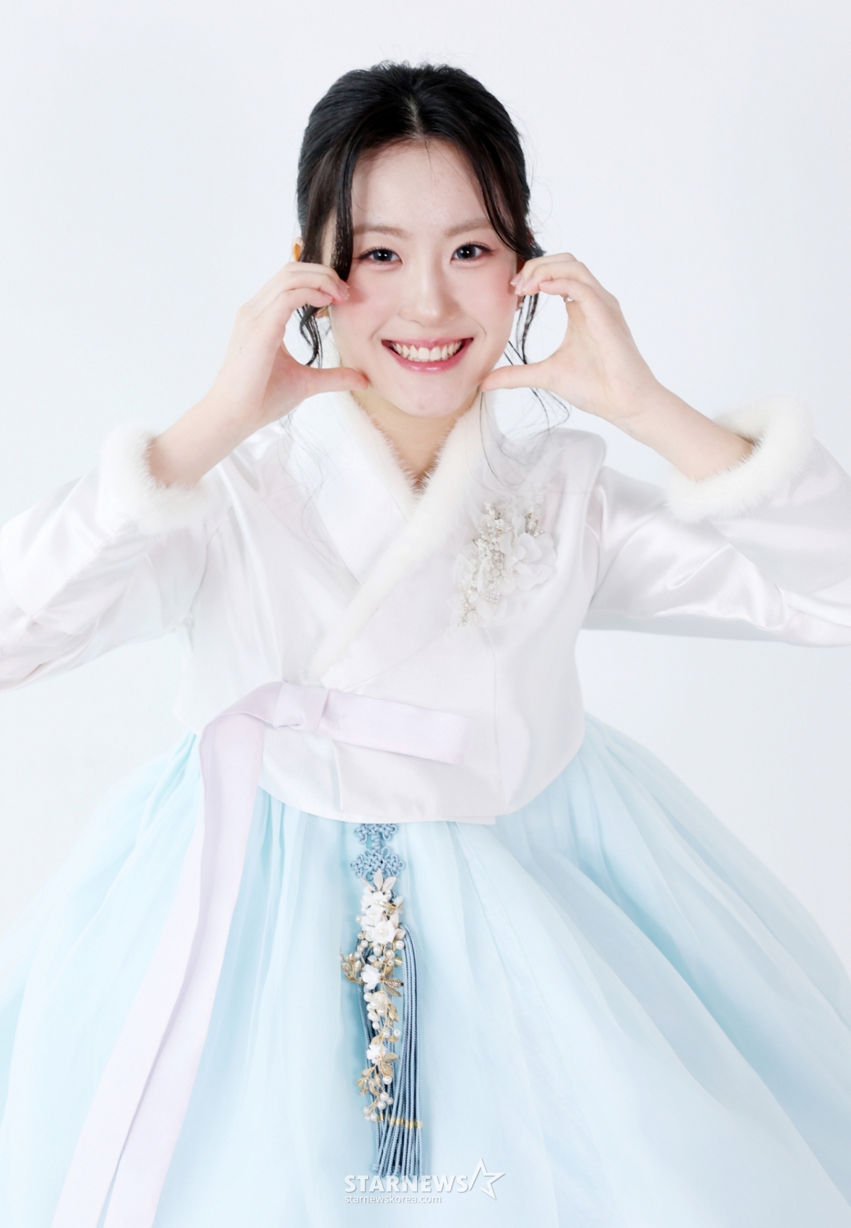 Singer Oh Yu-jin poses before the New Year's hanbok interview held at Star News headquarters in Jung-gu, Seoul. /2026.02.17 / Photo = Kim Hwi-seon hwijpg@