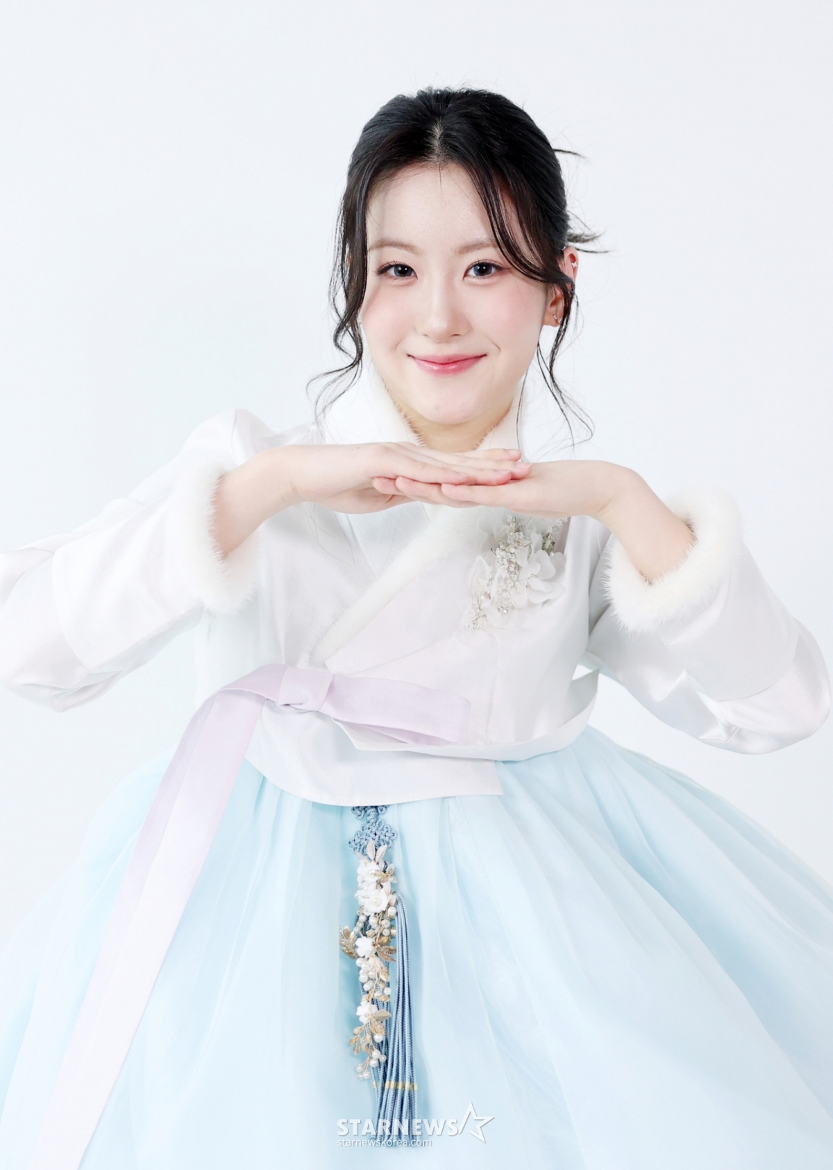 Singer Oh Yu-jin poses before the New Year's hanbok interview held at Star News headquarters in Jung-gu, Seoul. /2026.02.17 / Photo = Kim Hwi-seon hwijpg@