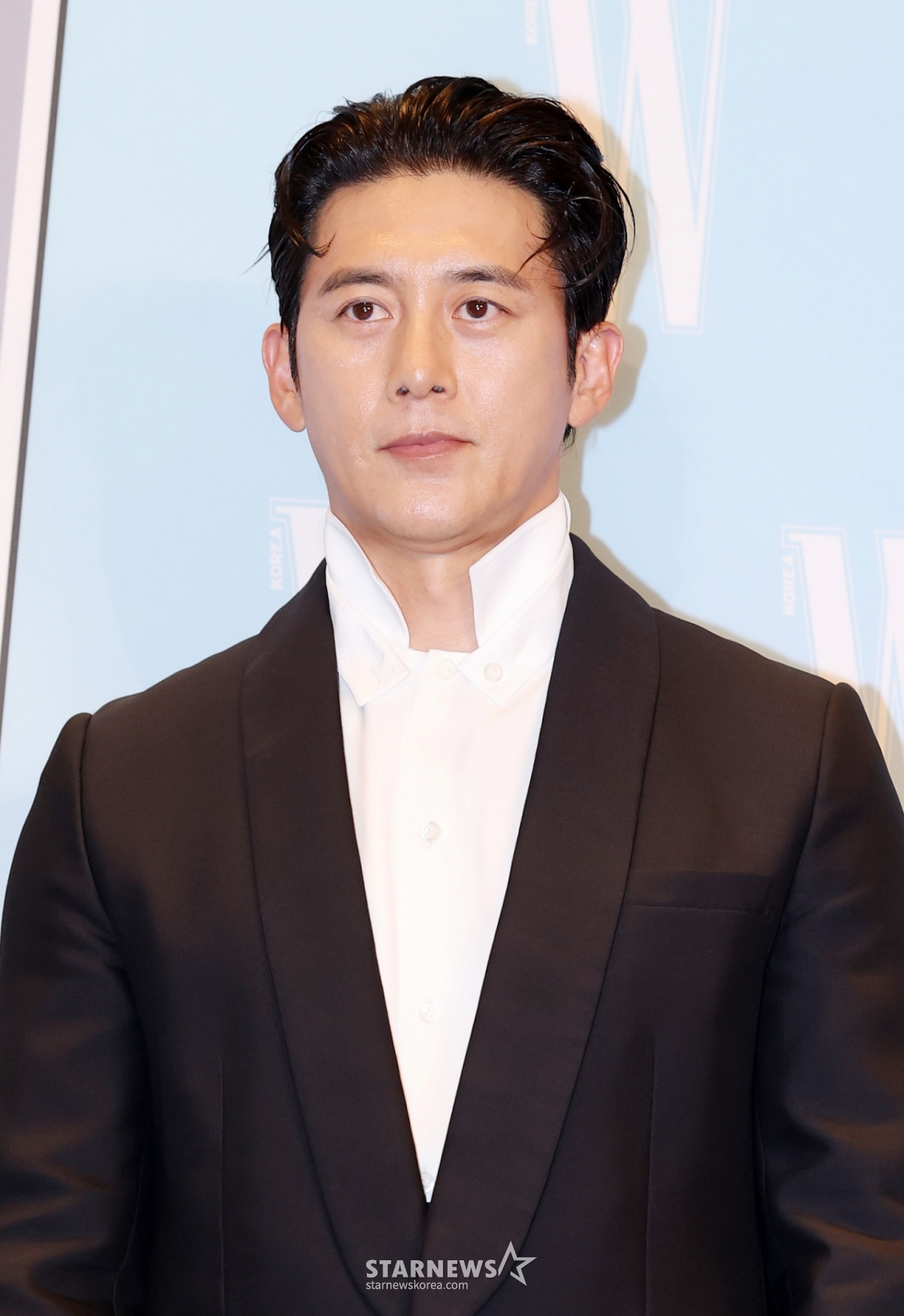 15日,演员高修出席了在首尔钟路区四季酒店举行的第20届乳腺癌认识提高活动慈善活动"LOVE YOUR W"的照片墙,并摆出造型,供记者们拍照。 /2025.10.15/照片=金辉善hwijpg@