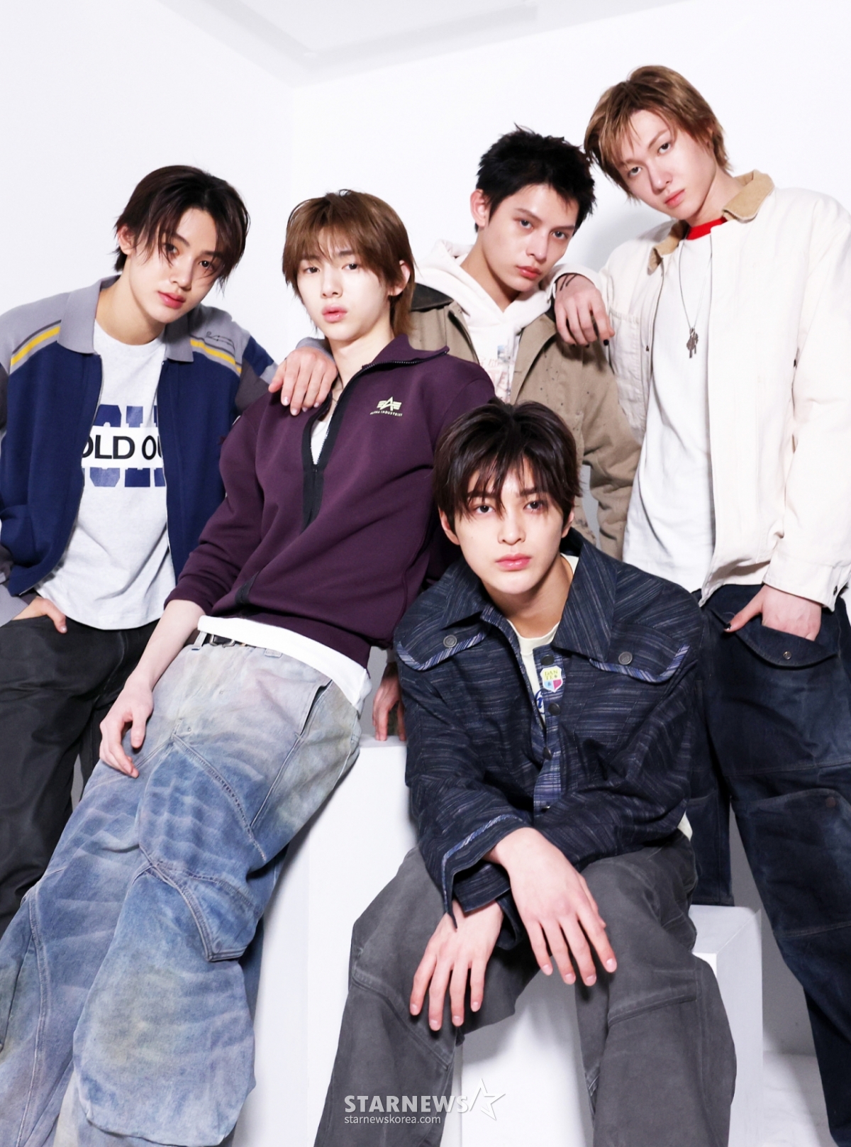 =科尔蒂斯（左起为成贤、朱勋、詹姆斯、卢建昊、马丁）。