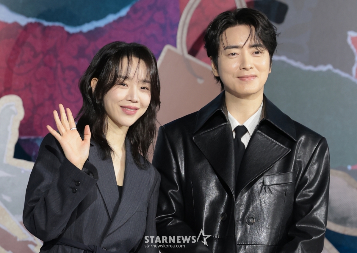 (Seoul = News1) Reporter Kwon Hyun-jin = Actors Shin Hye-sun and Lee Joon-hyuk (right) pose at the production presentation of the Netflix series "Lady Dua" at Ambassador Seoul Pullman Hotel in Jung-gu, Seoul on the 10th.  "Lady Dua" is a mystery thriller about "Sarakim (Shin Hye-sun), a woman who wanted to become a luxury brand even if it was fake, and "Mookyung (Lee Joon-hyuk), a detective who tracks her desire. 2026.2.10/News1 Copyright © News1. All rights reserved. Unauthorized reproduction and redistribution, and prohibition of using AI learning. /Photo = (Seoul = News 1) Reporter Kwon Hyun-jin