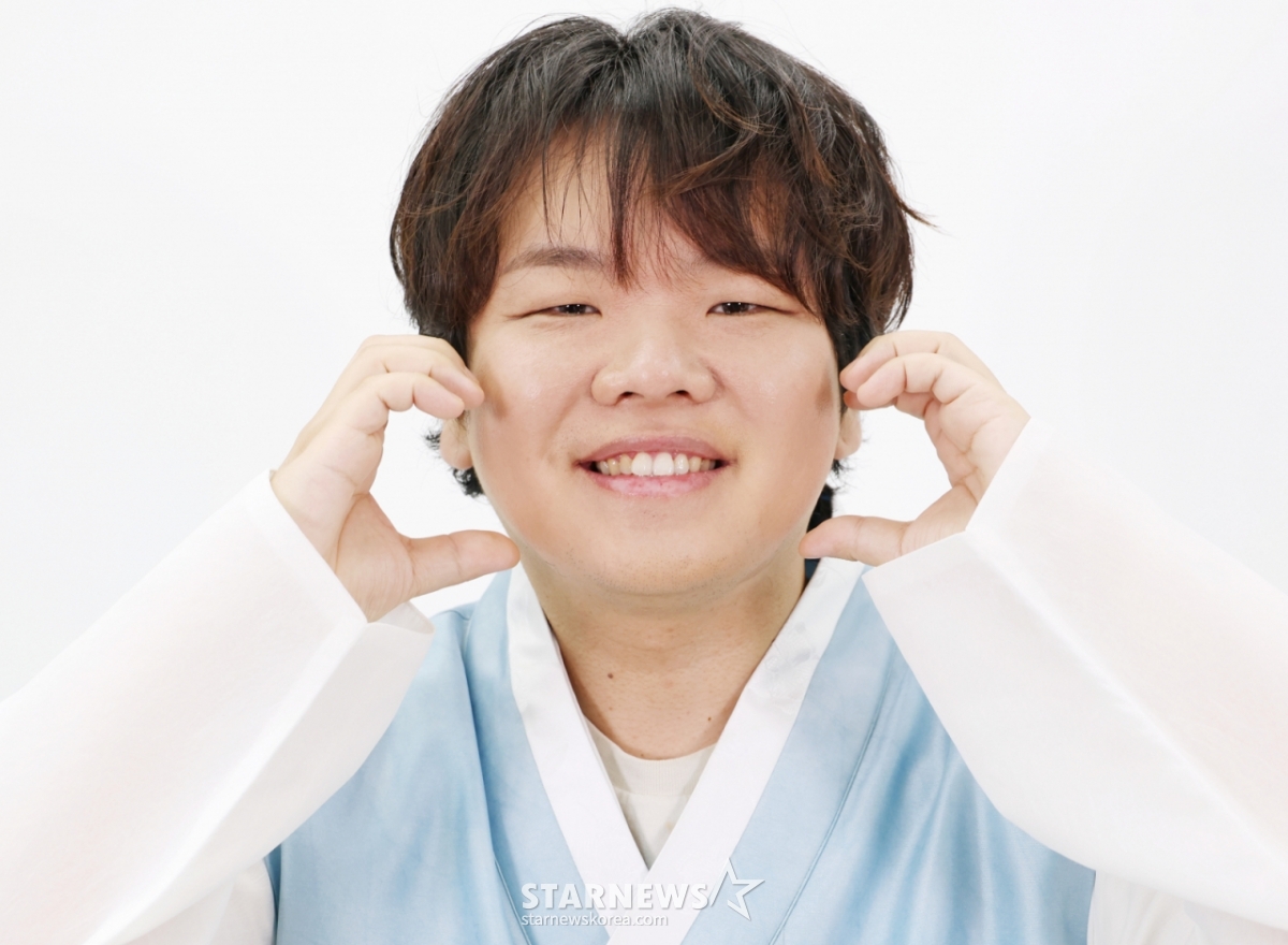 Nhà sáng tạo Kwak Jun-bin (Kwak Jun-bin) đang tạo dáng trong bộ hanbok trong dịp Tết Nguyên Đán năm 2026. /2026.02.17 /Ảnh = Photoguy@ Lee Dong Hoon