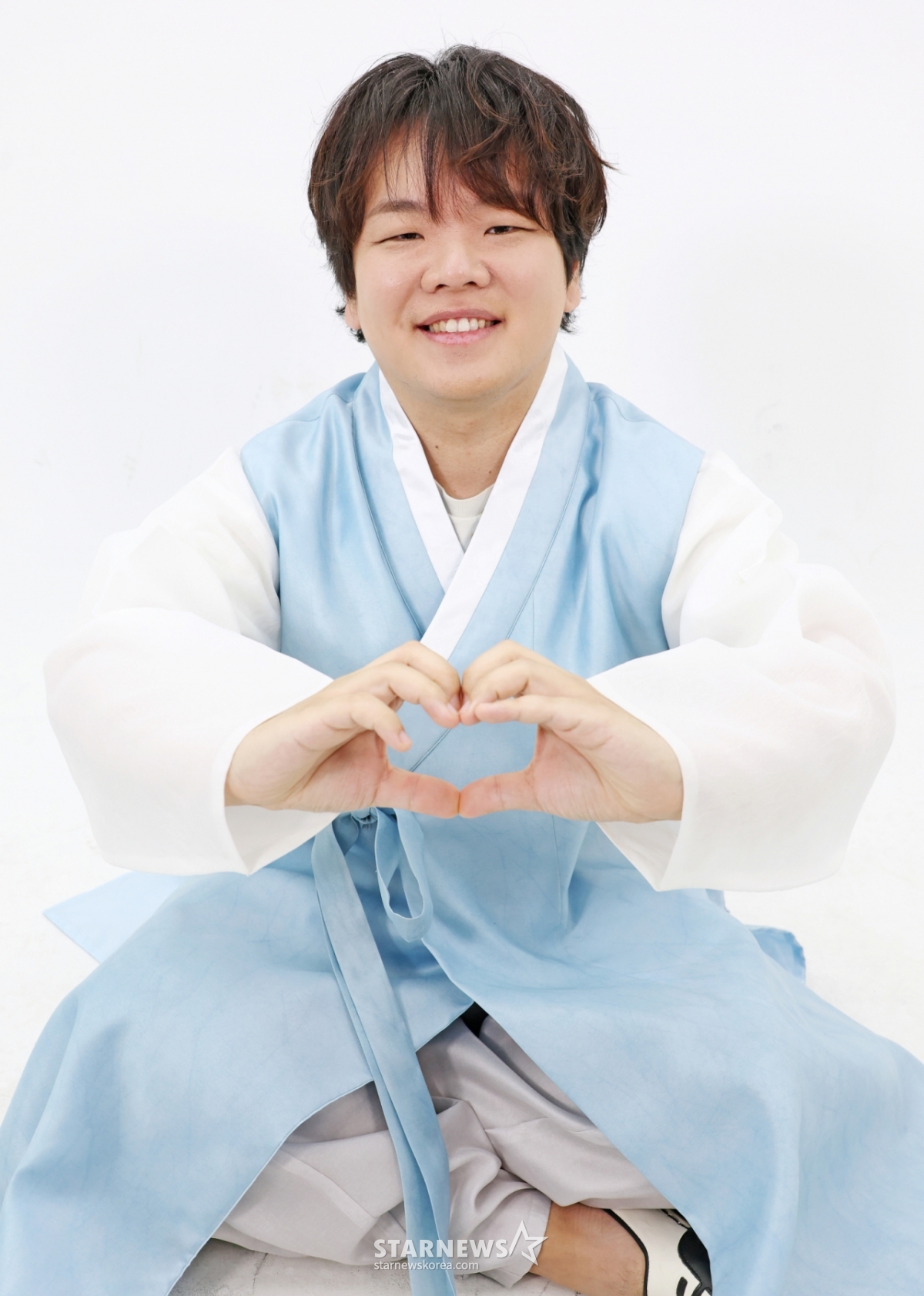 Nhà sáng tạo Kwak Jun-bin (Kwak Jun-bin) đang tạo dáng trong bộ hanbok trong dịp Tết Nguyên Đán năm 2026. /2026.02.17 /Ảnh = Photoguy@ Lee Dong Hoon