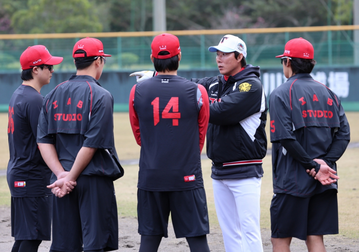 图为，正在日本奄美大岛进行训练的KIA老虎队选手团。 =图为，起亚老虎队。