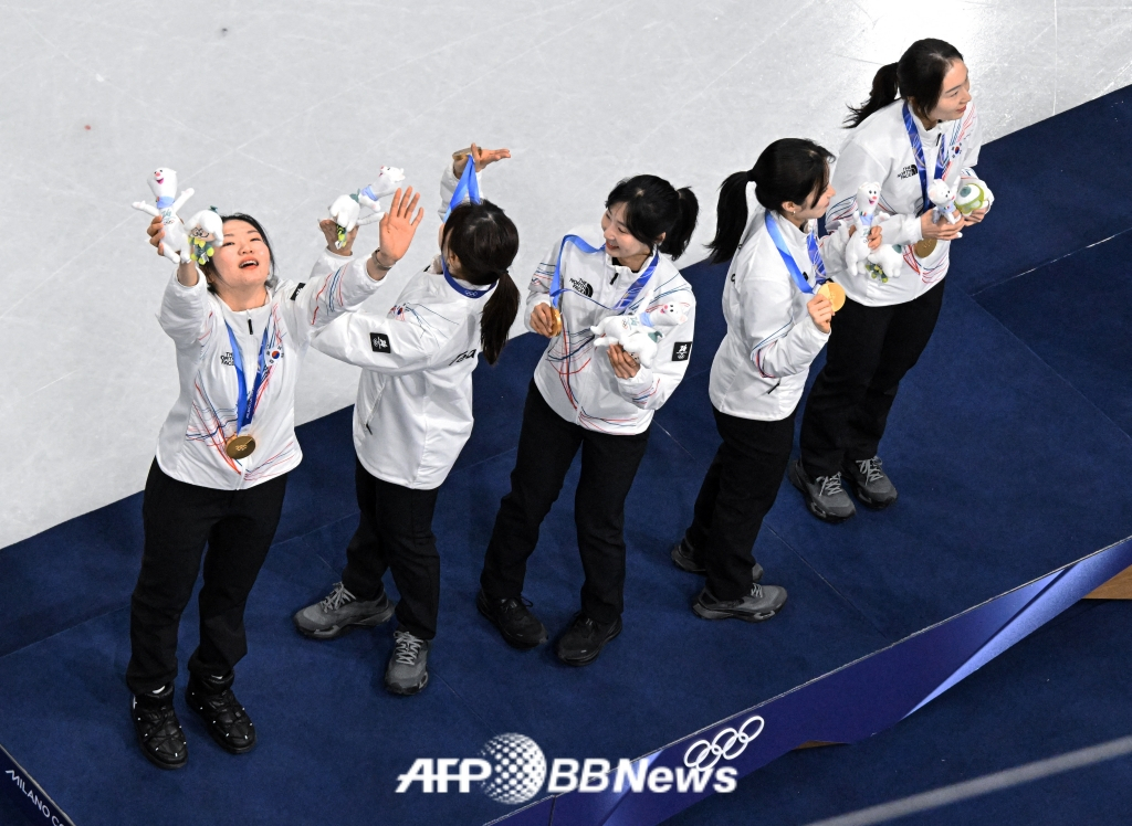 图为韩国女子短道速滑代表队选手们在3000米接力项目中获得金牌后，在颁奖仪式上表达喜悦之情。 =法新社BBNews=新闻1。