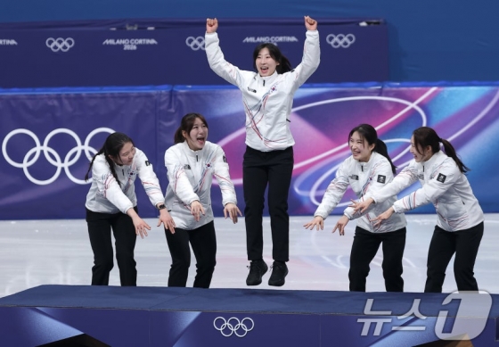 2月18日（当地时间），在意大利米兰冰上滑冰馆举行的2026米兰·科尔蒂纳丹佩佐冬奥会短道速滑女子3000米接力颁奖典礼上，韩国女子短道速滑代表队李素妍正在登上领奖台。 =照片=news1