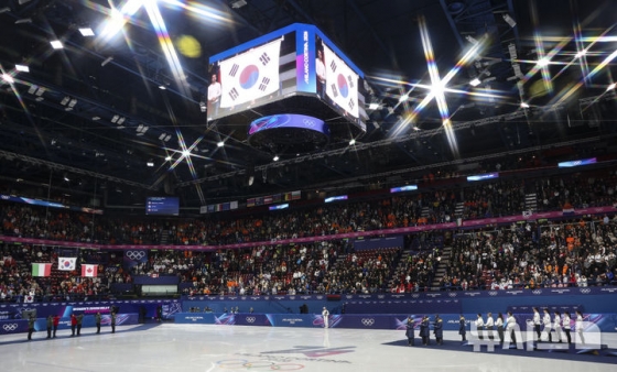 18日(当地时间)，在意大利米兰冰上滑冰馆举行的2026米兰•科尔蒂纳丹佩佐冬奥会女子短道速滑3000米接力颁奖典礼上，女子短道速滑代表队获得金牌，正在唱国歌。 =照片=newsis。