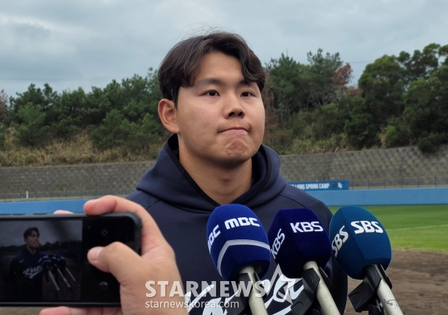 代表队苏亨俊20日在日本冲绳Onnason Akama球场举行的2026 WBC韩国代表队和三星队的练习赛结束后接受了记者的采访。 =照片=金东润。