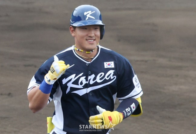 WBC代表队19日在日本冲绳Onnason Akama球场与三星狮子队进行了练习赛。 图为,国家队安贤敏在第1回合初面对三星队首发投手崔元泰击出1分本垒打后,正在主场迎战三星队。 =照片=金镇京。