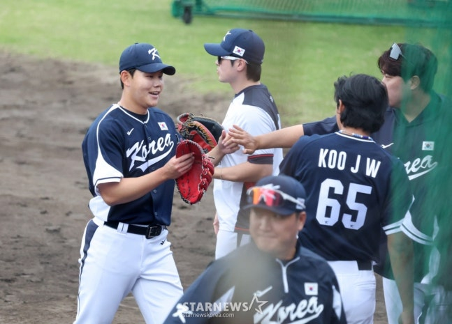 WBC代表队20日在日本冲绳Onnason Akama球场与三星狮子队进行了练习赛。 国家队首发投手苏亨俊在第一回合投球结束后,在球员席上受到了柳贤振的欢迎。 =照片=金镇京。