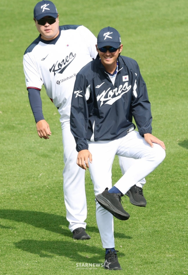 The WBC national team played a practice game against the Samsung Lions at Onnason Akama Stadium in Okinawa, Japan on the 20th.  Ryu Hyun-jin and Koo Ja-wook are training for stretching. /Photo = Kim Jin-kyung on standby
