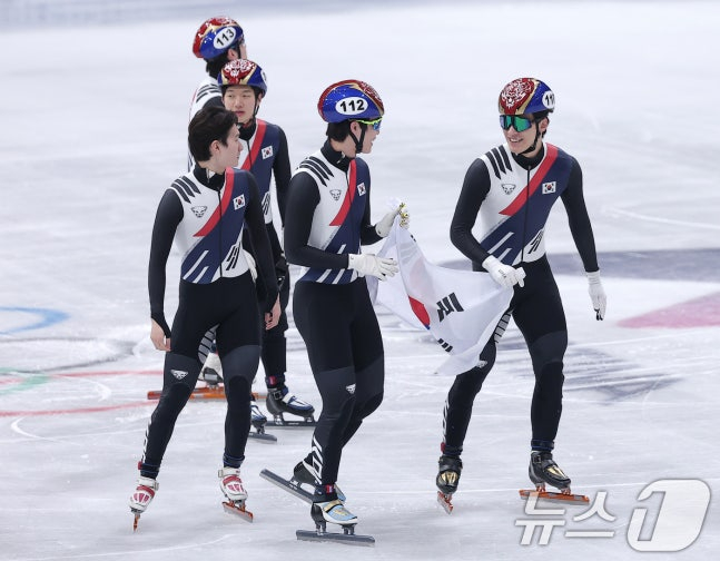 The men's relay team, which secured the silver medal, is delighted. /Photo = News 1