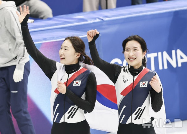 Choi Min-jeong (left) and Kim Ki-li are sharing their joy when they won the gold medal in the women's 3,000m short track relay final at the 2026 Milan-Cortina D'Ampezzo Winter Olympics at the Milan Ice Skating Arena in Italy on the 19th. /Photo = Newsis