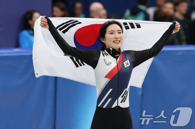 图为金吉利在确保金牌后，正围着太极旗向大家致意。 =照片=news1