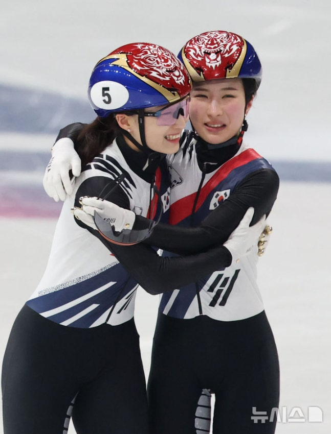 互相鼓励的崔敏静（左）和金吉利。 =照片=newsis。