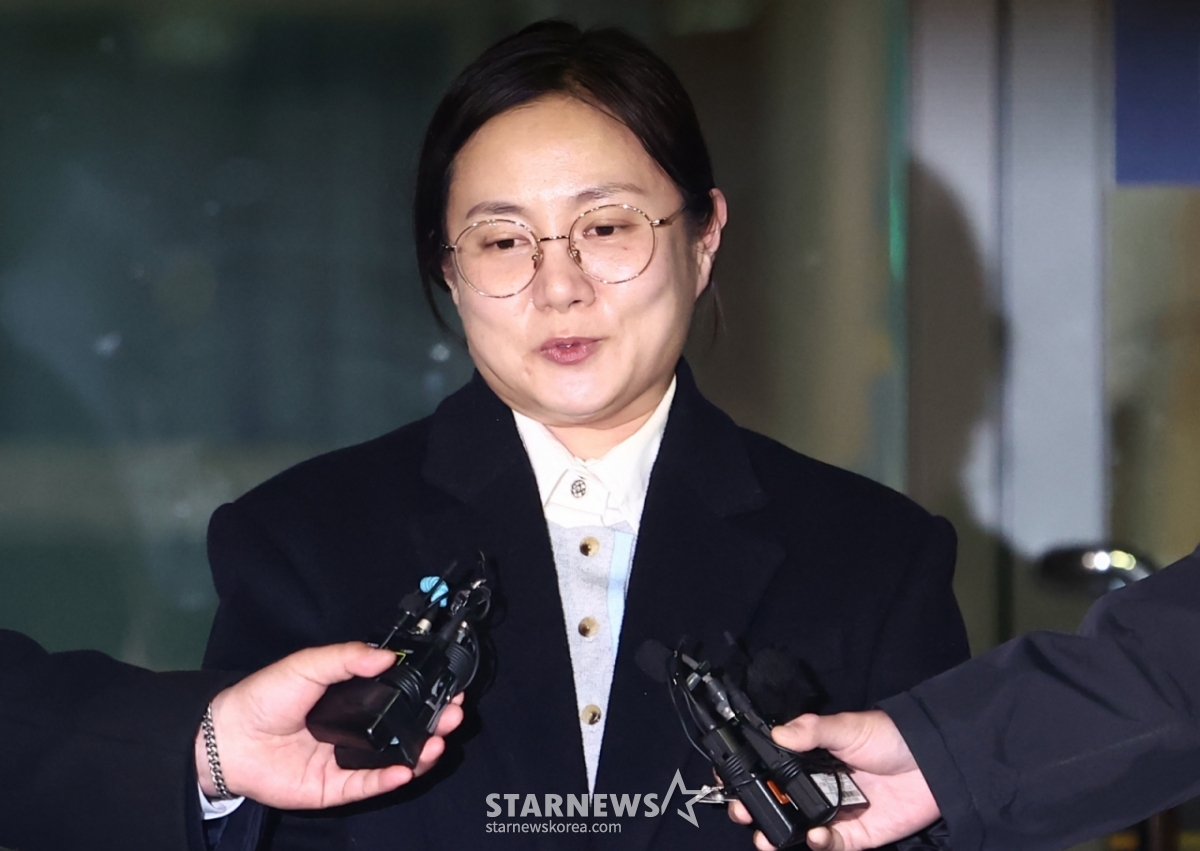 (首尔=新闻1)记者金敏智=陷入对前任经纪人作威作福等疑惑的笑星朴娜莱20日晚在首尔江南警察局结束对被告人的调查后,正在回答记者的提问。 2026.2.20/新闻1 Copyright©新闻1. Allrights reserved.禁止擅自转载和重新发布,禁止使用AI学习。 =照片=（首尔=新闻1）金敏智。