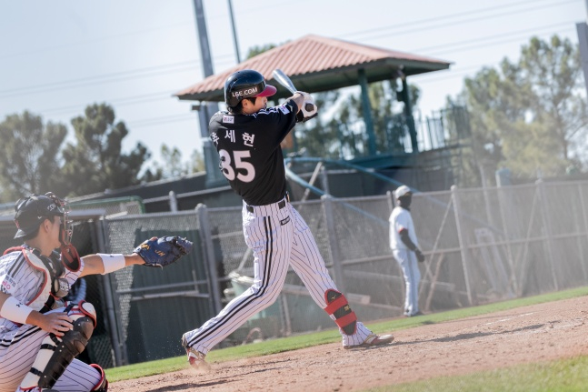 LG Yoo Hyun-hyun (black uniform) is hitting in the 2026 LG Spring Camp's own Cheongbaek match in Scottsdale, Arizona, USA on the 20th (Korea Standard Time). /Photo = Courtesy of LG Twins